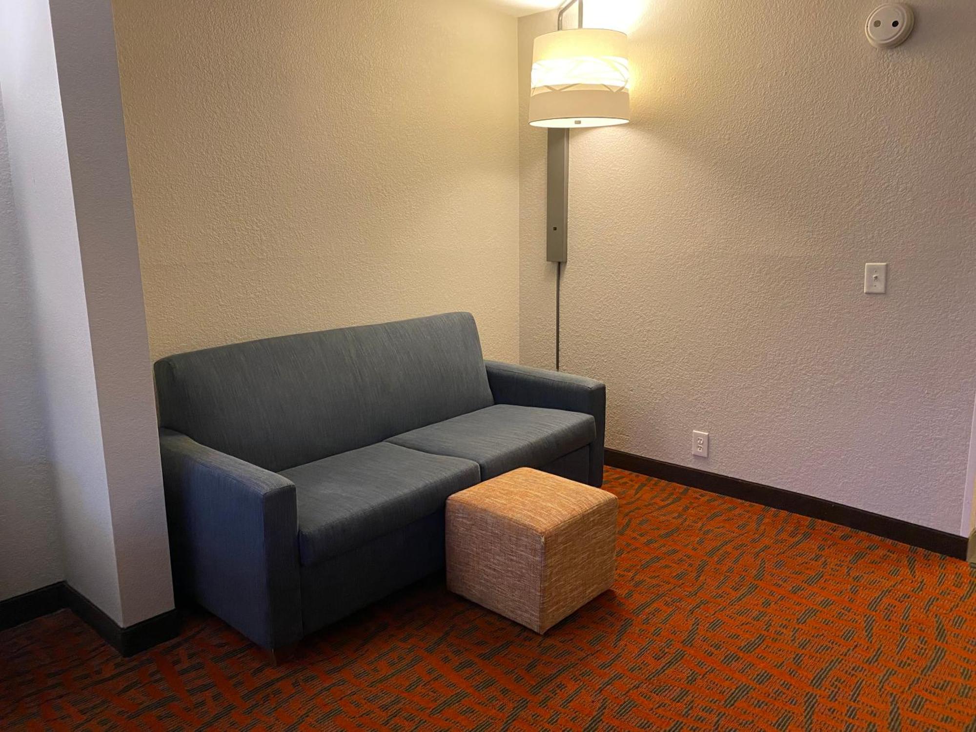 Holiday Inn Express Metropolis By Ihg Dış mekan fotoğraf