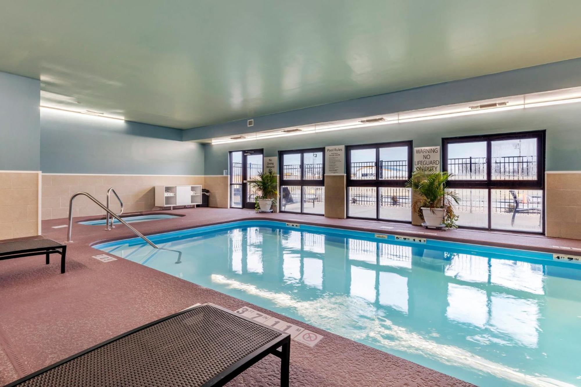 Holiday Inn Express Metropolis By Ihg Dış mekan fotoğraf