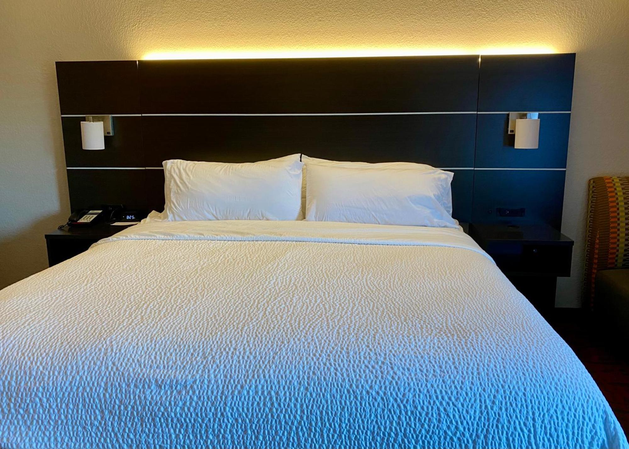 Holiday Inn Express Metropolis By Ihg Dış mekan fotoğraf