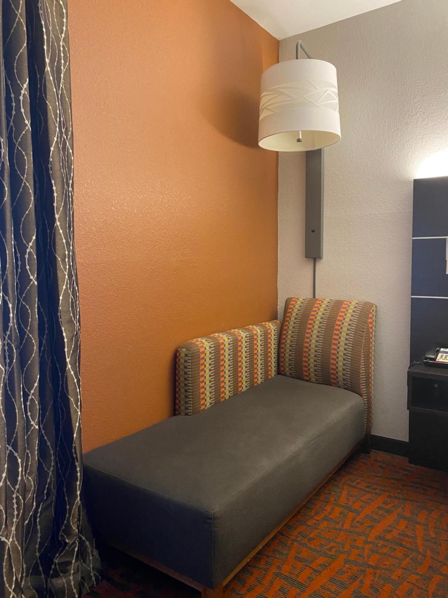Holiday Inn Express Metropolis By Ihg Dış mekan fotoğraf