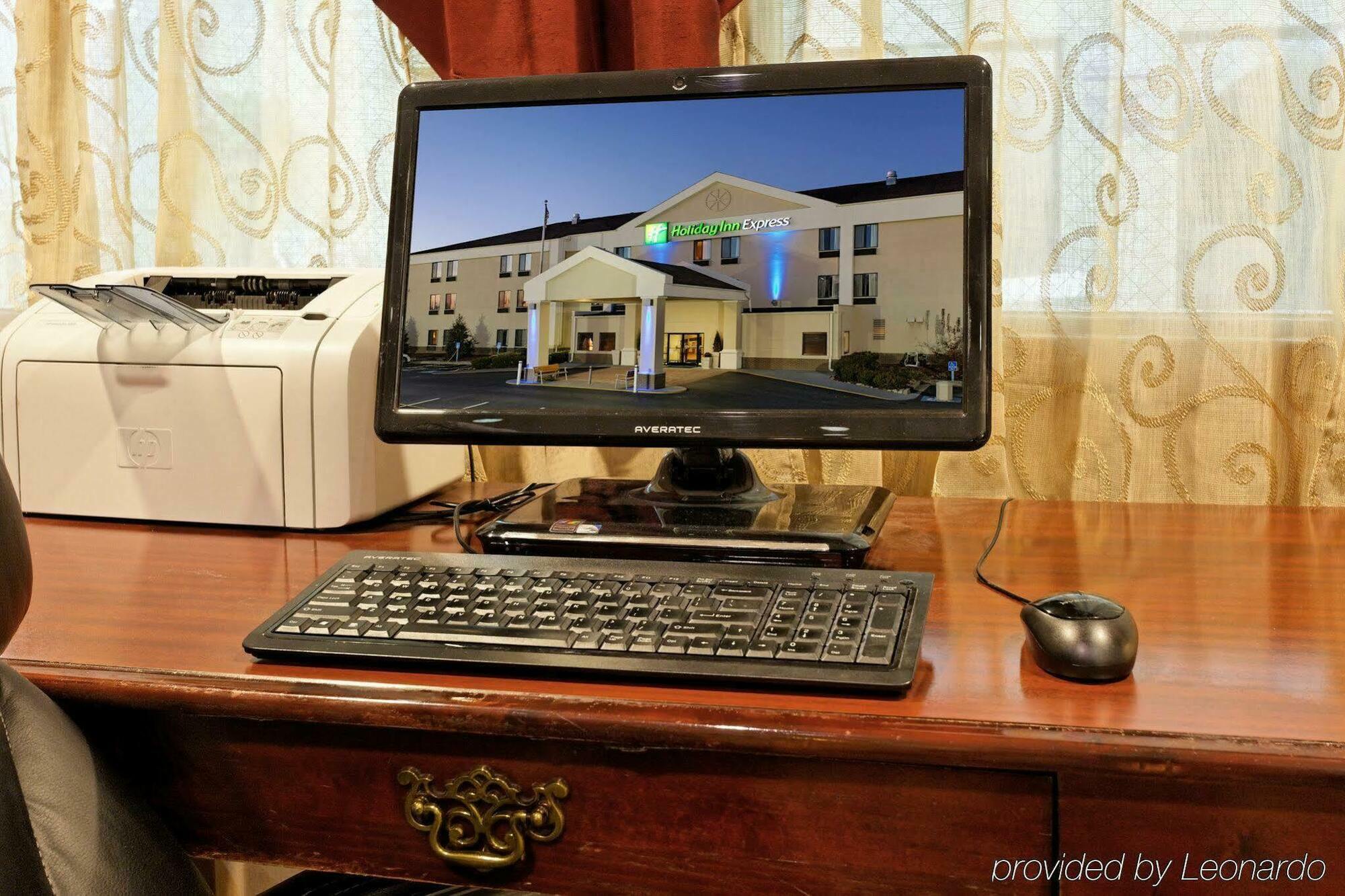 Holiday Inn Express Metropolis By Ihg Dış mekan fotoğraf